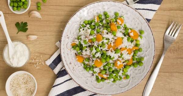 Dubuo su daržovėmis ir grūdais ant stalo